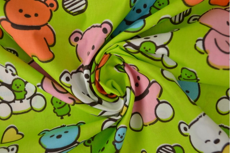 GRØN BOMULDSPOPLIN MED KAWAII BAMSEPRINT – BØRNE