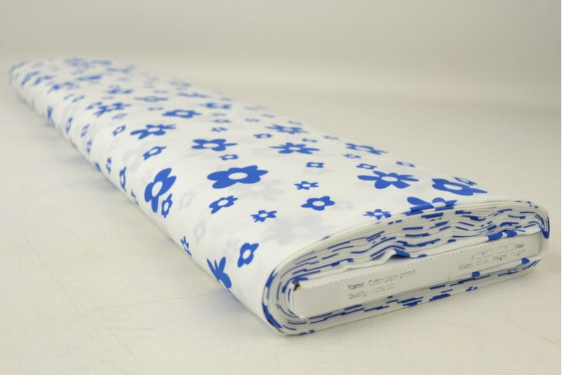 CREME BOMULDSPOPLIN MED BLOMSTERPRINT – MARINEBLÅ