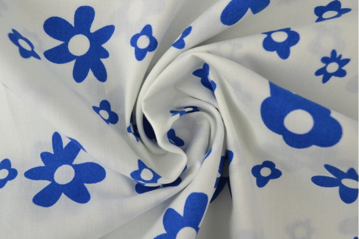 CREME BOMULDSPOPLIN MED BLOMSTERPRINT – MARINEBLÅ