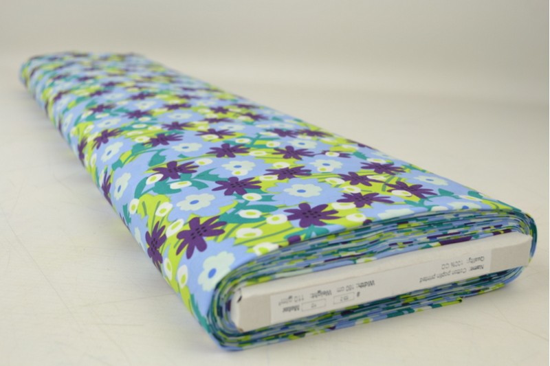 LYSEBLÅ BOMULDSPOPLIN MED BLOMSTERPRINT – LILLA & GRØN