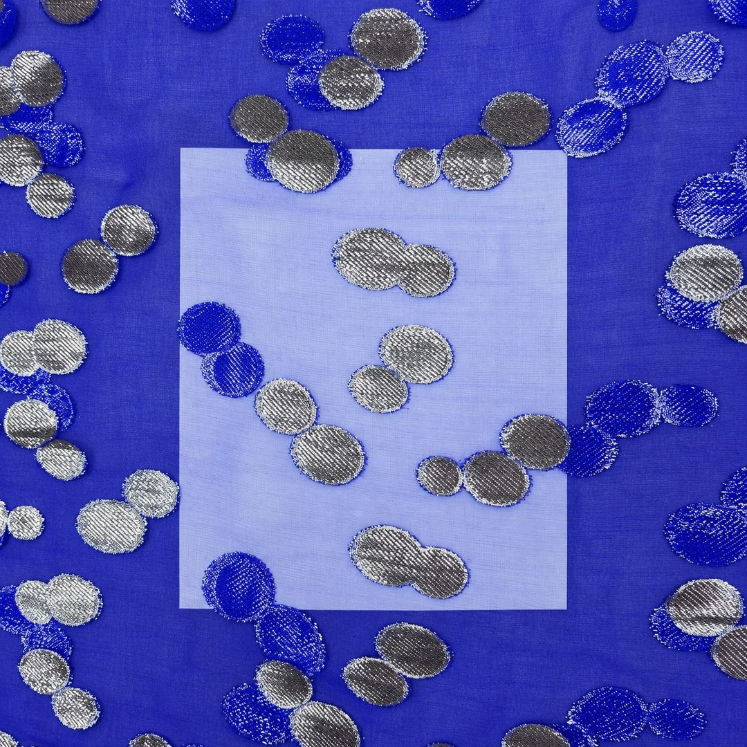 Kongeblå lurex chiffonsilk – nærbilde av de ovale motivene og stoffets gjennomsiktighet (bilde 3 av 3)