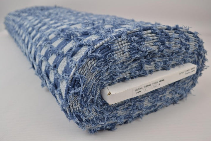 Lysblå denimstoff med rutete frynsmønster – metervare til bukser & jakker (bilde 2 av 8)
