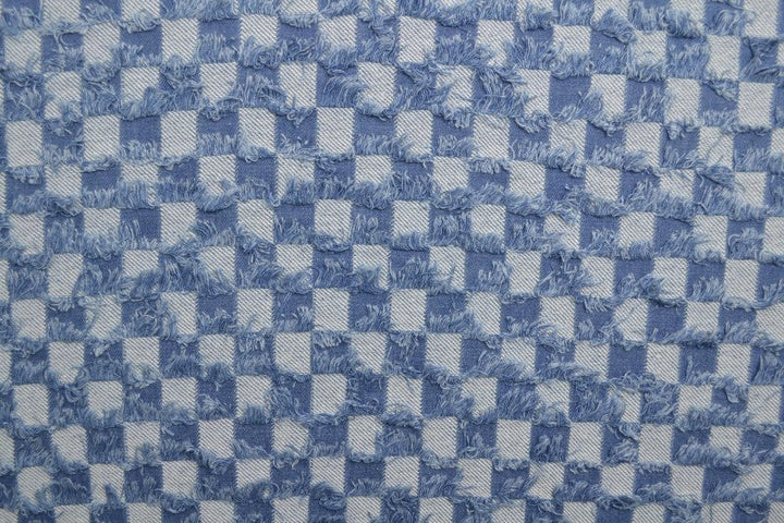 Lysblå denimstoff med rutete frynsmønster – metervare til bukser & jakker (bilde 3 av 8)