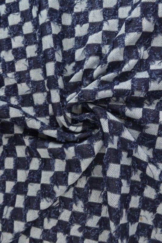 MØRKEBLÅ DENIMSTOFF MED RUTETE FRYNSMØNSTER – METERVARE TIL BUKSER & JAKKER