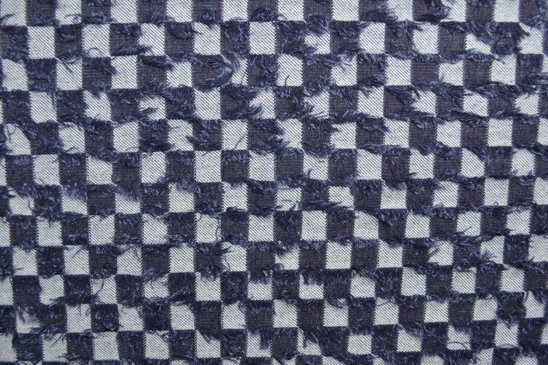 MØRKEBLÅ DENIMSTOFF MED RUTETE FRYNSMØNSTER – METERVARE TIL BUKSER & JAKKER