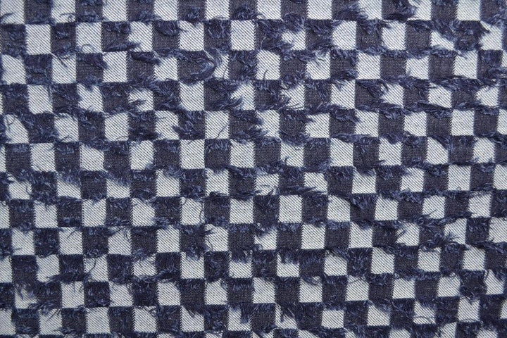 MØRKEBLÅ DENIMSTOFF MED RUTETE FRYNSMØNSTER – METERVARE TIL BUKSER & JAKKER