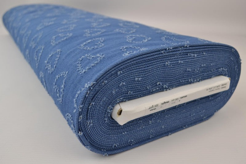 LYSBLÅ DENIMSTOFF MED HJERTEMØNSTER – METERVARE TIL BUKSER & JAKKER