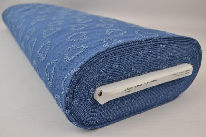 LYSBLÅ DENIMSTOFF MED HJERTEMØNSTER – METERVARE TIL BUKSER & JAKKER