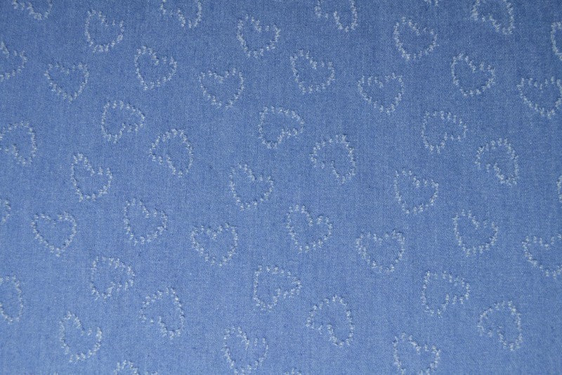 LYSBLÅ DENIMSTOFF MED HJERTEMØNSTER – METERVARE TIL BUKSER & JAKKER