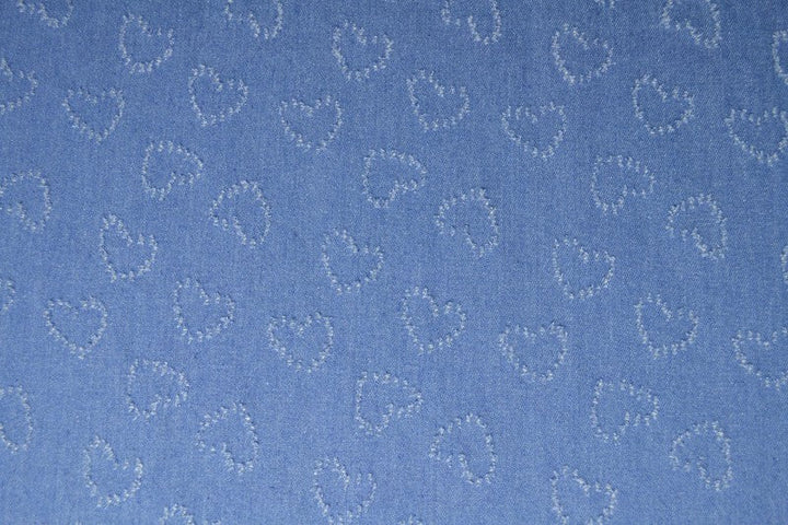 LYSBLÅ DENIMSTOFF MED HJERTEMØNSTER – METERVARE TIL BUKSER & JAKKER