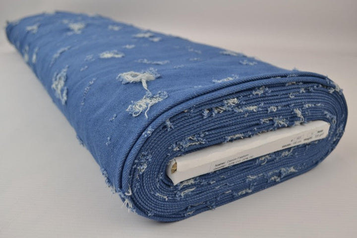 Lysblå denimstoff med vasket slitt overflate – metervare til bukser & jakker (bilde 2 av 8)