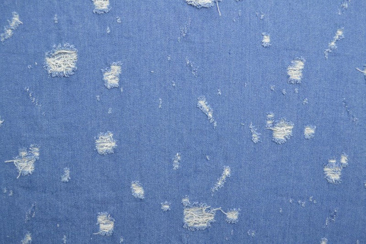 Lysblå denimstoff med vasket slitt overflate – metervare til bukser & jakker (bilde 3 av 8)