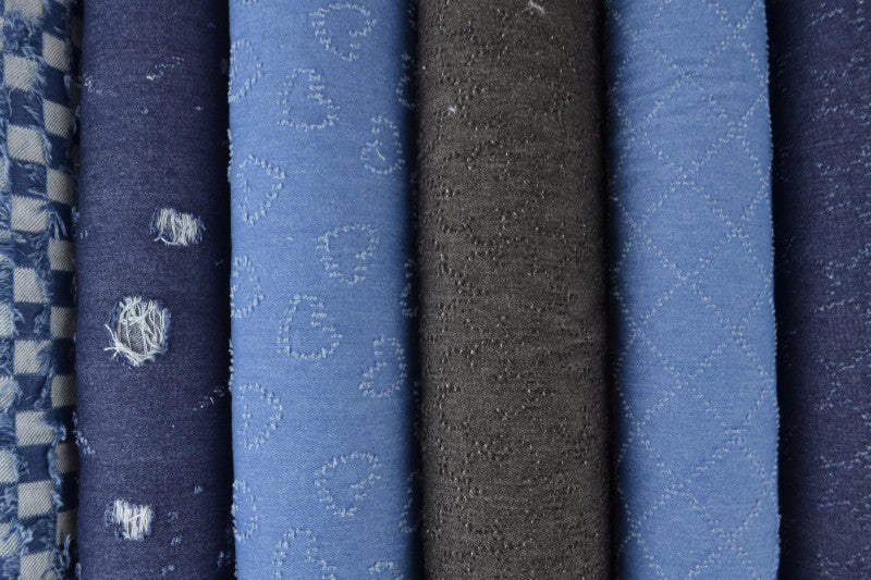 LYSBLÅ DENIMSTOFF MED HJERTEMØNSTER – METERVARE TIL BUKSER & JAKKER