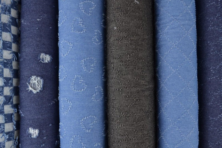 SORT DENIMSTOFF MED SKYMØNSTER – METERVARE TIL BUKSER & JAKKER
