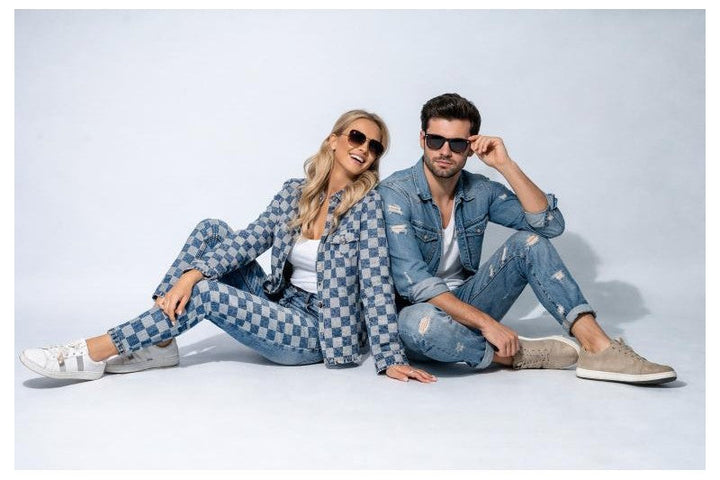 SORT DENIMSTOFF MED SKYMØNSTER – METERVARE TIL BUKSER & JAKKER