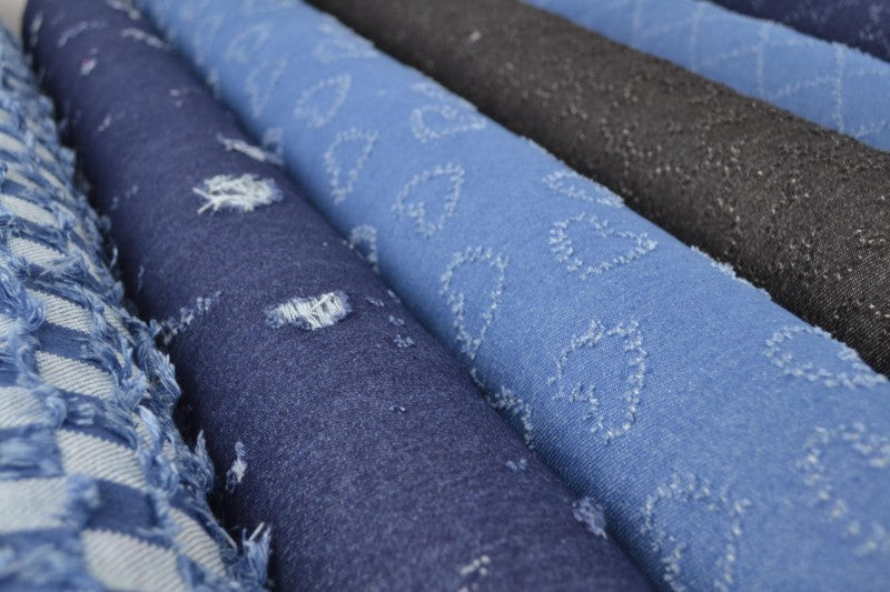 LYSBLÅ DENIMSTOFF MED HJERTEMØNSTER – METERVARE TIL BUKSER & JAKKER
