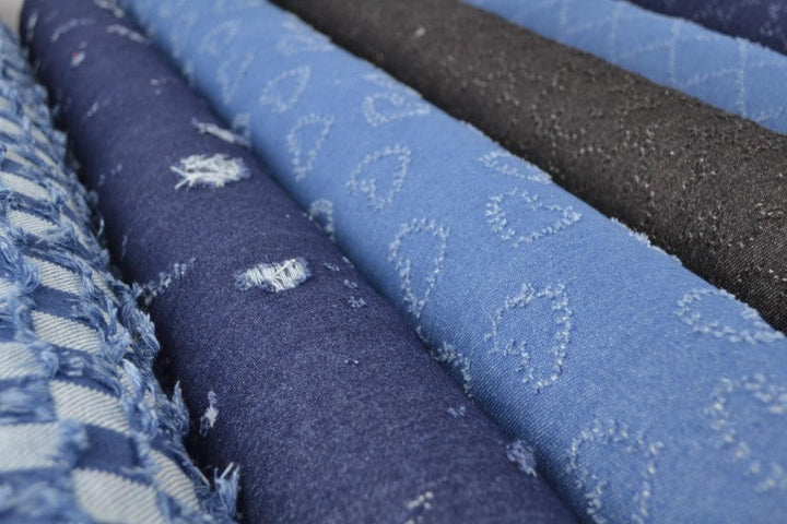 MØRKEBLÅ DENIMSTOFF MED STJERNEMØNSTER – METERVARE TIL BUKSER & JAKKER