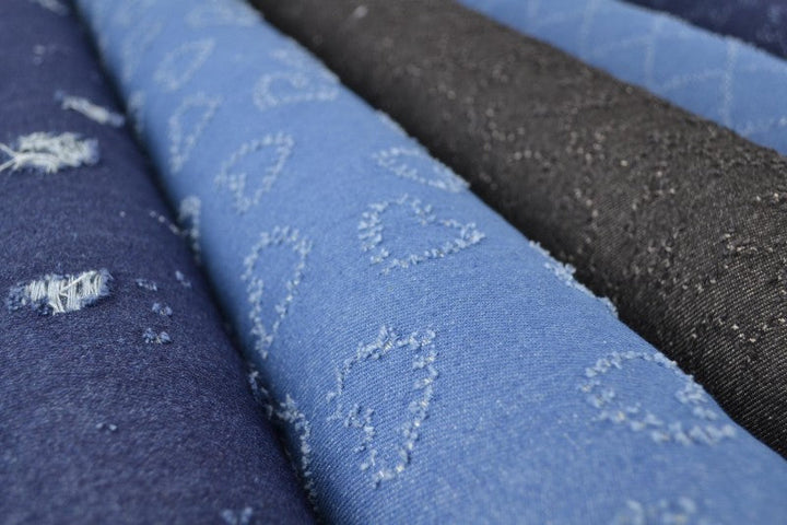 SORT DENIMSTOFF MED SKYMØNSTER – METERVARE TIL BUKSER & JAKKER