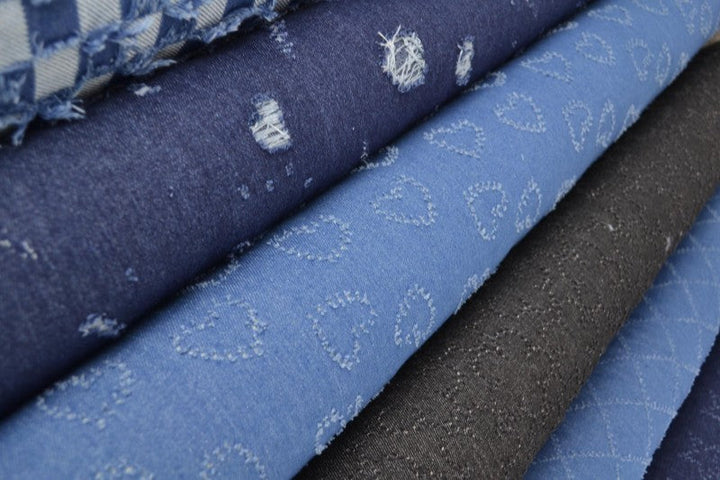 SORT DENIMSTOFF MED SKYMØNSTER – METERVARE TIL BUKSER & JAKKER