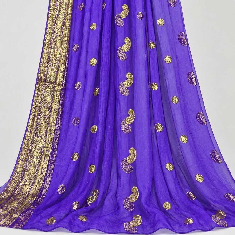 Lilla lurex chiffonsilk med gylne paisleymotiver og guldbort – hengende i myke folder, guldborten langs den ene kanten synlig (bilde 2 av 3)