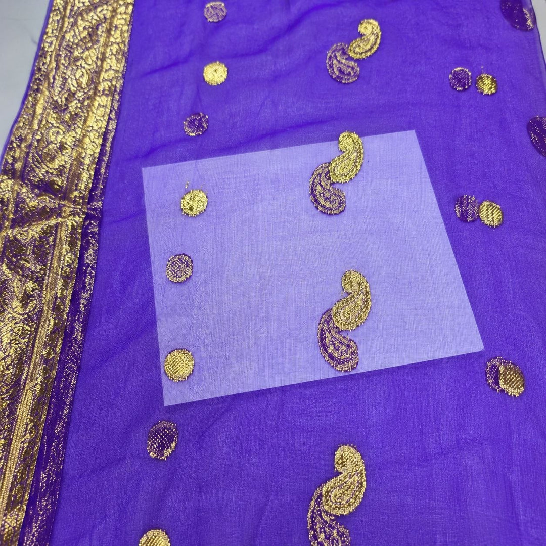 Lilla lurex chiffonsilk – nærbilde av paisleymotivene, guldborten og stoffets gjennomsiktighet (bilde 3 av 3)