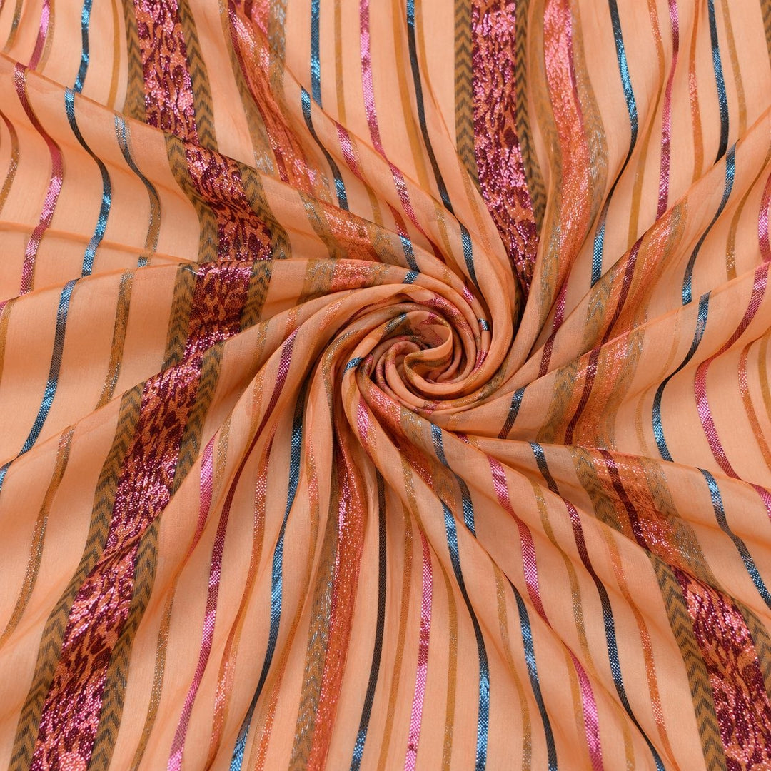 Ferskenoransje lurex chiffonsilk med flerfargede glitrende striper – stoffet formet som en spiral (bilde 1 av 3)