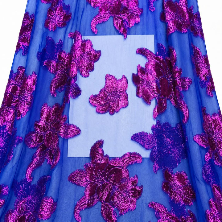 Kongeblå lurexchiffon med pink og lilla blomstermotiv – nærbilde av de metalliske mønstrene og stoffets gjennomsiktighet (bilde 3 av 3)