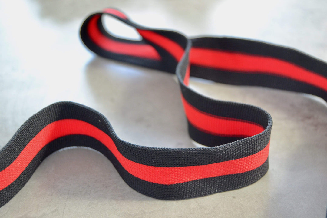 RØD OG SVART STRIPET BÅND 20MM