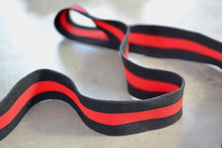 RØD OG SVART STRIPET BÅND 20MM