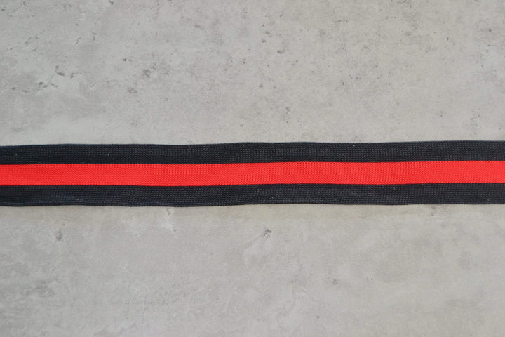 RØD OG SVART STRIPET BÅND 20MM