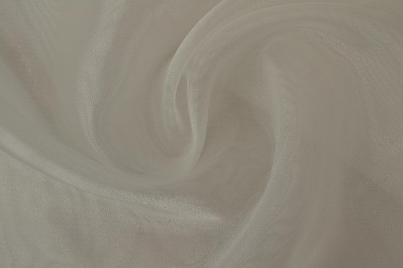 Råhvit organza stoff – transparent og skinnende (bilde 3 av 7)