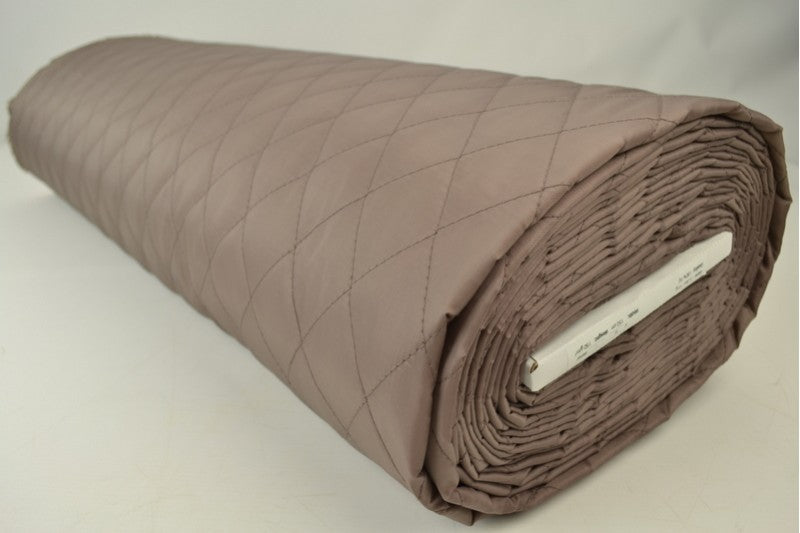 Taupe quiltet stoff med vattert bakside (bilde 2 av 9)