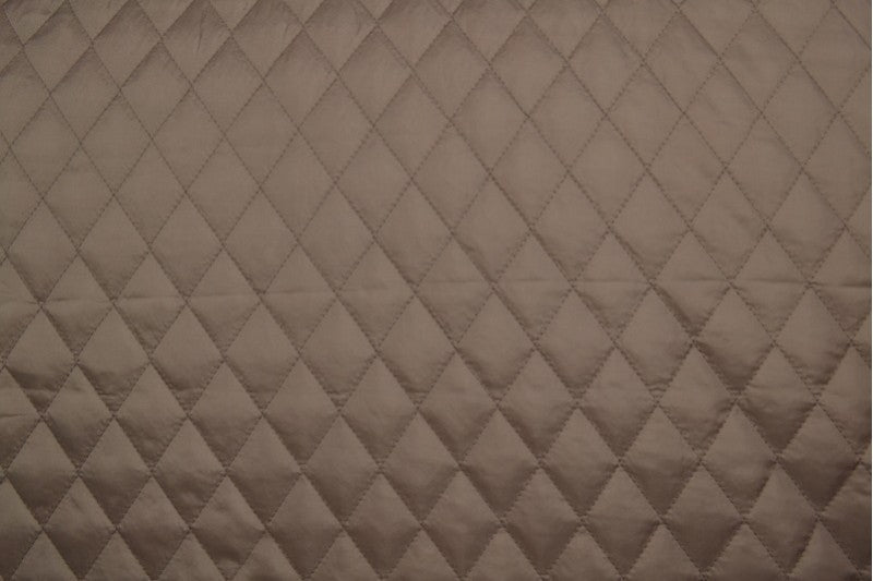 Taupe quiltet stoff med vattert bakside (bilde 3 av 9)