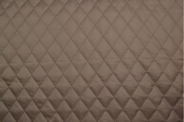 Taupe quiltet stoff med vattert bakside (bilde 3 av 9)