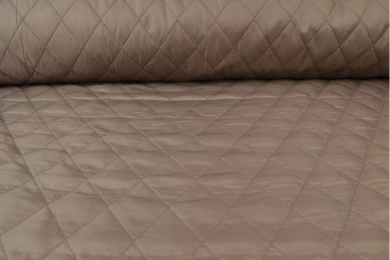 Taupe quiltet stoff med vattert bakside (bilde 4 av 9)