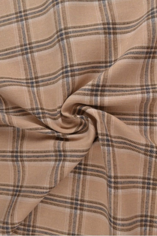 BEIGE SKOTSKRUTET FLANELL M. SORTE OG BLÅ LINJER