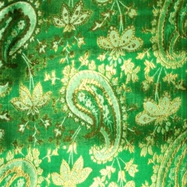 GRØNT SATENG JACQUARD STOFF MED BLADER (bilde 3 av 3)