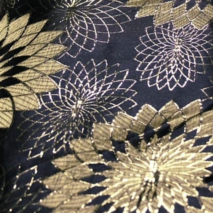 MØRKEBLÅ SATENG JACQUARD STOFF MED GULL BLOMSTER (bilde 3 av 3)