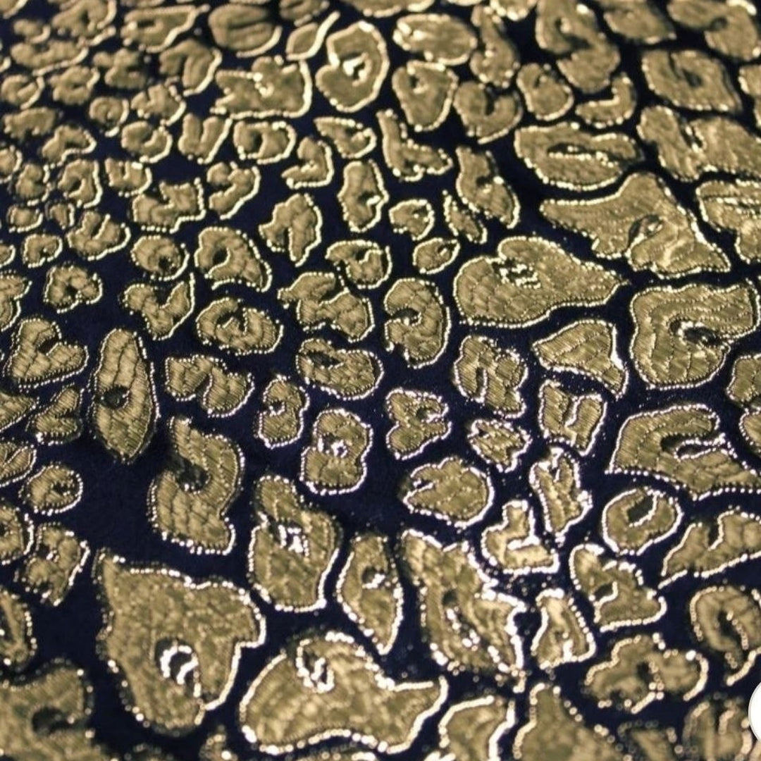 MØRKEBLÅ SATENG JACQUARD STOFF MED GULL LEOPARDFLEKKER (bilde 3 av 3)