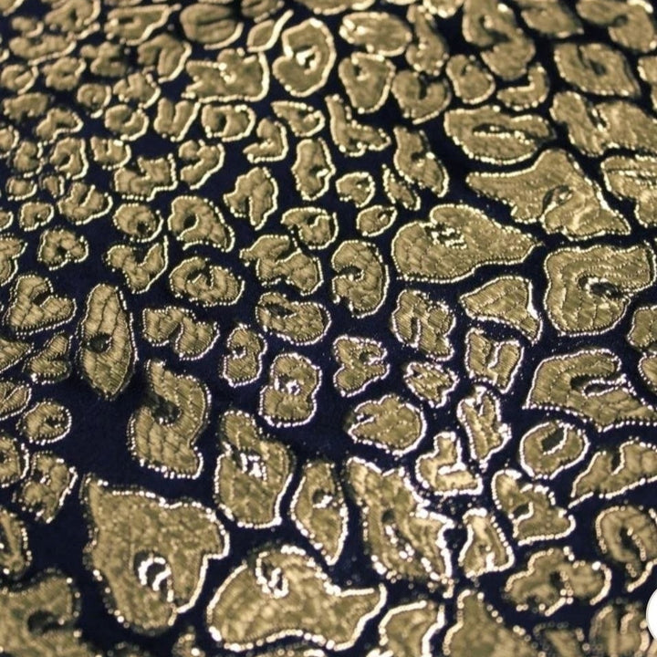 MØRKEBLÅ SATENG JACQUARD STOFF MED GULL LEOPARDFLEKKER (bilde 3 av 3)