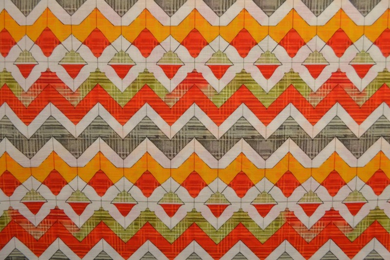 FARVERIG HØR MED GEOMETRISK ZIGZAG – ORANGE, RØD & OLIVEN – nærbillede