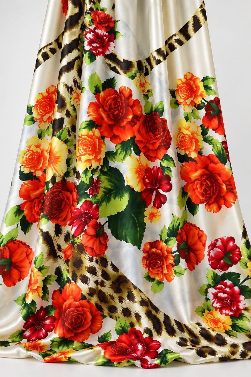 LYS SILKESTOFF MED BLOMSTER OG LEOPARDTRYKK (bilde 2 av 3)