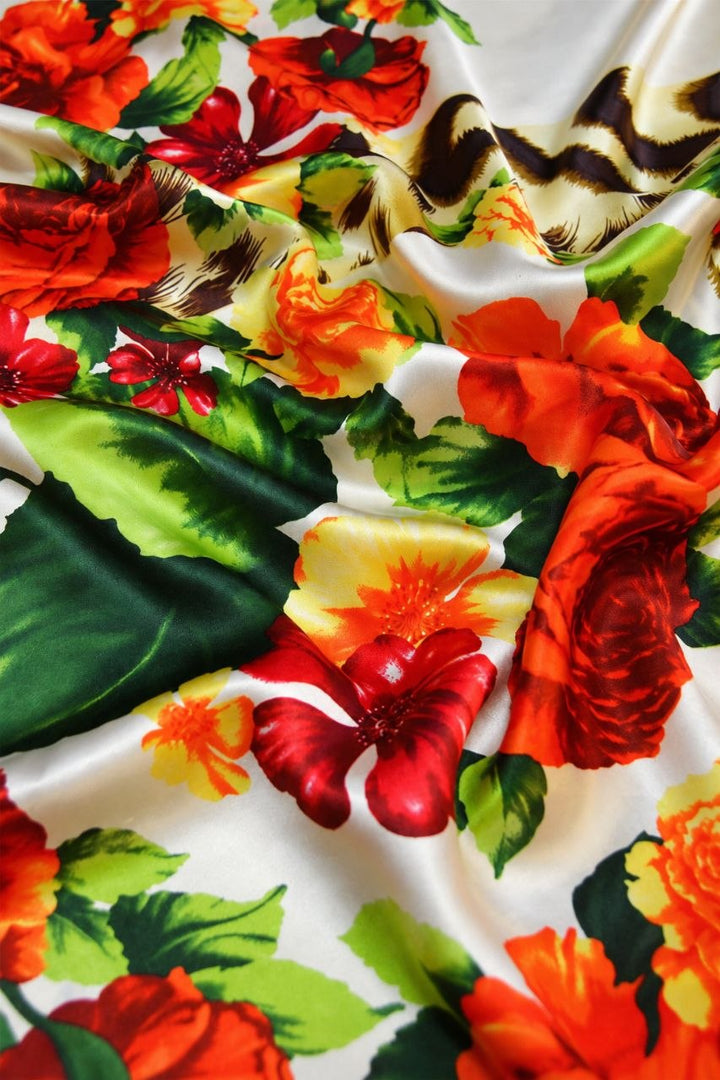 LYS SILKESTOFF MED BLOMSTER OG LEOPARDTRYKK (bilde 3 av 3)