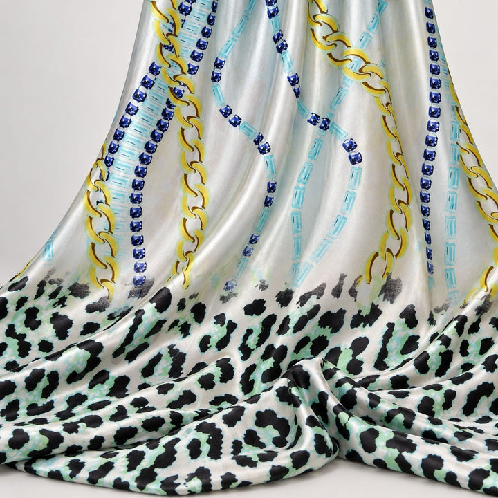 LYS LEOPARD SILKESTOFF MED GULLKJEDER (bilde 2 av 3)
