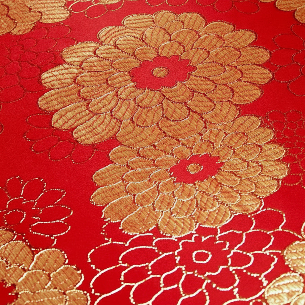 RØD SATENG JACQUARD STOFF MED RINGBLOMSTER (bilde 1 av 3)