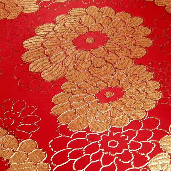 RØD SATENG JACQUARD STOFF MED RINGBLOMSTER (bilde 1 av 3)