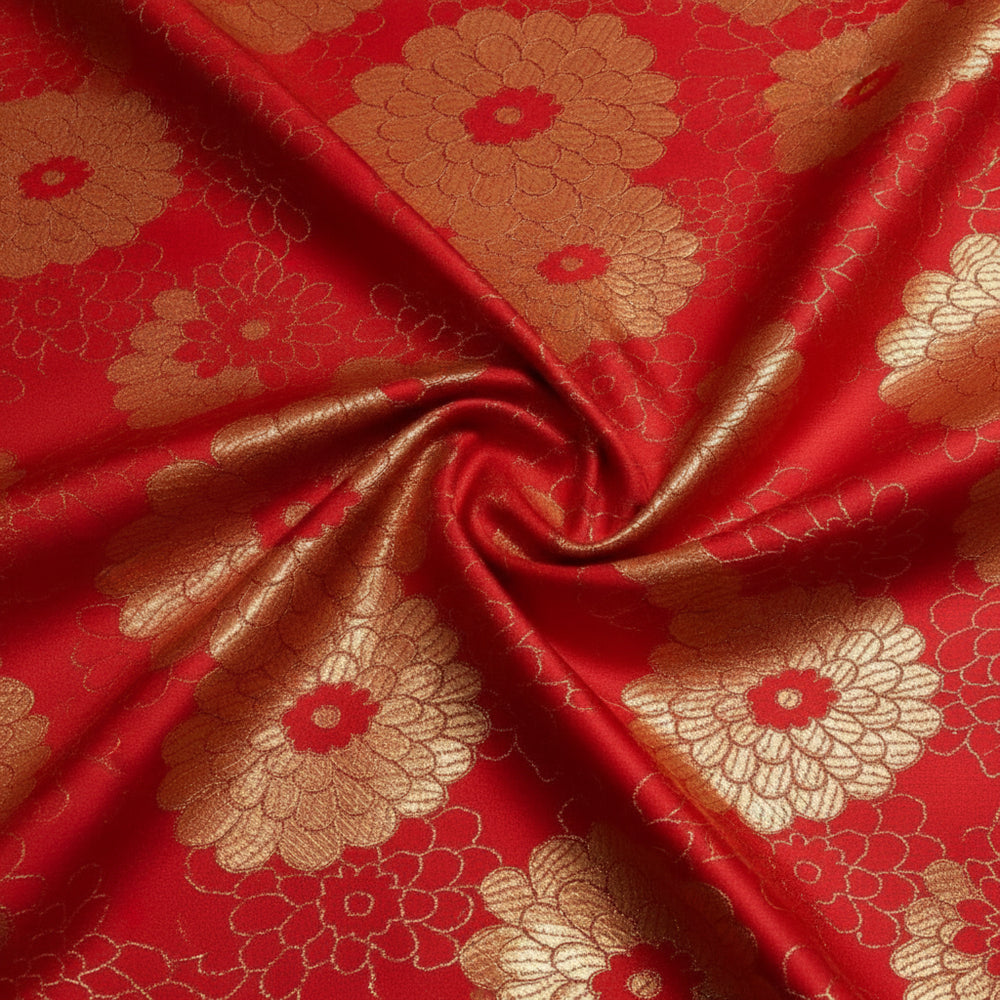RØD SATENG JACQUARD STOFF MED RINGBLOMSTER (bilde 2 av 3)