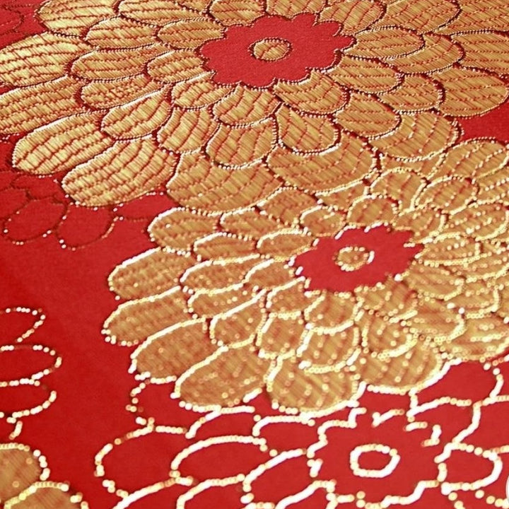 RØD SATENG JACQUARD STOFF MED RINGBLOMSTER (bilde 3 av 3)
