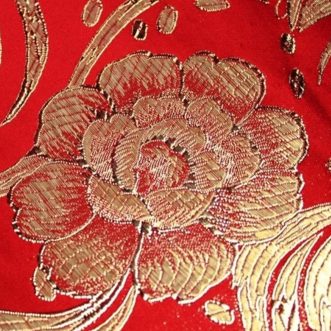 RØD SATENG JACQUARD STOFF MED BLOMSTER (bilde 3 av 3)