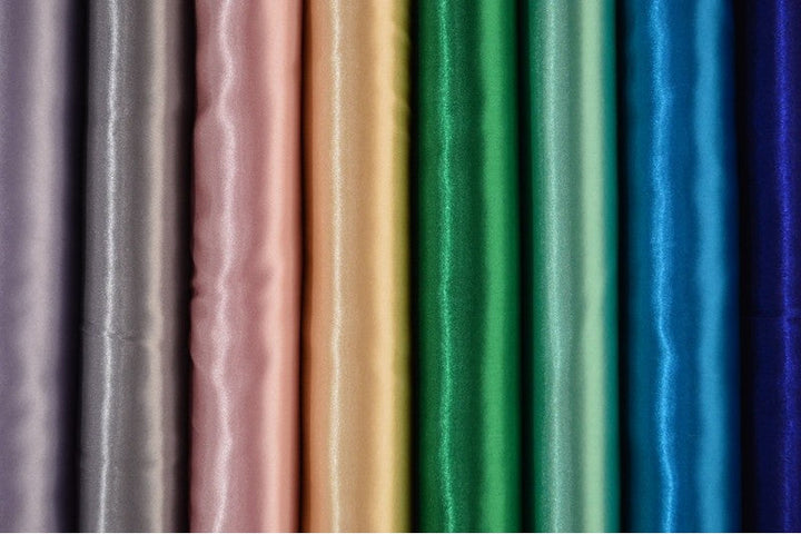 SØLVGRÅ SATENG STOFF – LETT & GLANSFULLT